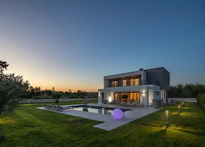 New! Luxury Valmera - 50 M2 Heated Pool Vila
