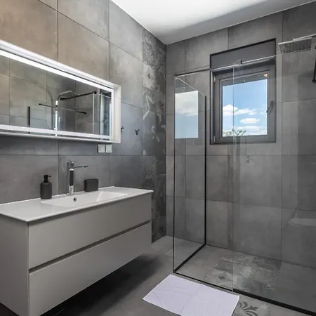New! Luxury Valmera - 50 M2 Heated Pool *