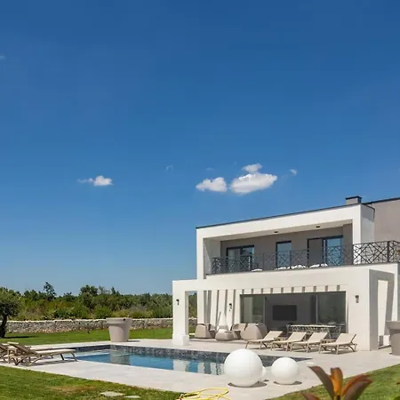 New! Luxury Valmera - 50 M2 Heated Pool